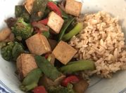 Una foto de guisado de tofu