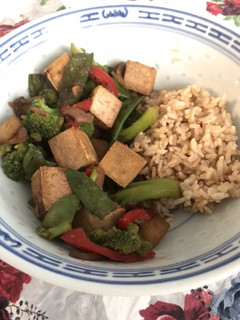 Una foto de Stir fry de vegetales con tofu
