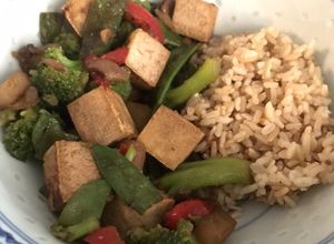Una foto de Stir fry de vegetales con tofu