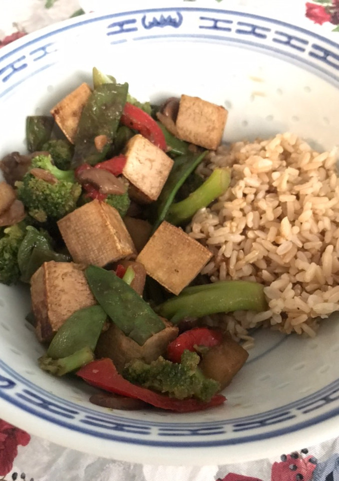 Una foto de Stir fry de vegetales con tofu