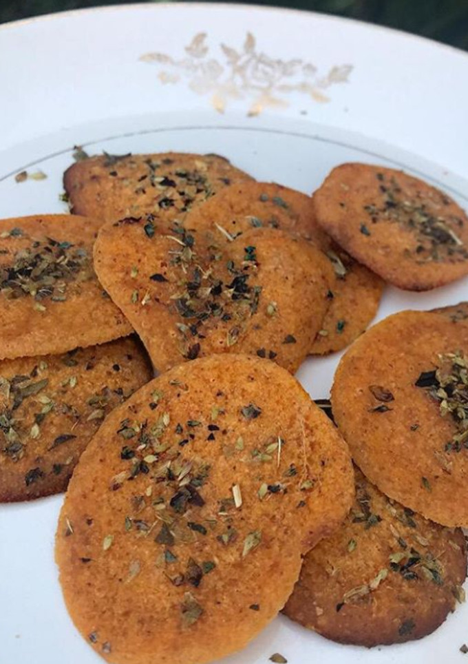 Una foto de Galletas de tomate, orégano y ajo!