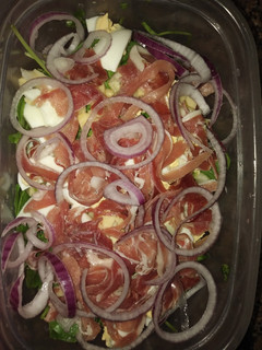 Una foto de Ensalada de rúcula, crudo, queso y cherry