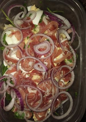 Una foto de Ensalada de rúcula, crudo, queso y cherry