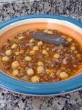Lentejas guisadas con garbanzos, bacon y laurel