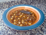 Lentejas guisadas con garbanzos, bacon y laurel