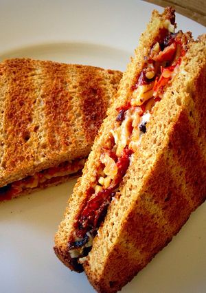 A picture of Fried Spaghetti Sandwich.