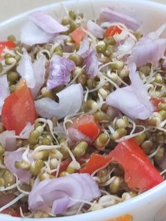 मूंग स्प्राउट्स चाट (Moong Sprouts chaat recipe in hindi) रेसिपी मुख्य फोटो