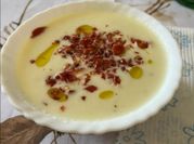 Una foto de sopa de melón con yogur