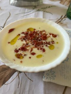 Una foto de Sopa fría de melón con yogur y crujiente de jamón