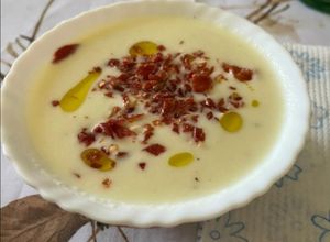 Foto principal de Sopa fría de melón con yogur y crujiente de jamón