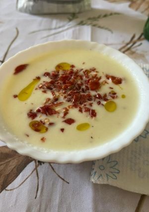 Una foto de Sopa fría de melón con yogur y crujiente de jamón