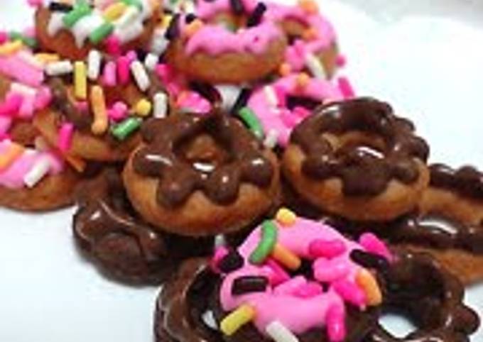 Steps to Make Perfect Miniature Donut Shaped Cookies