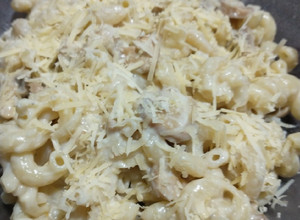 Una foto de Pasta con salsa blanca y champiñones