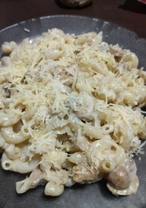 Una foto de Pasta con salsa blanca y champiñones