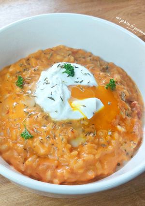 Une photo de Risotto à la tomate et œuf poché