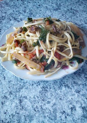 Una foto de Tallarín saltado con espinaca