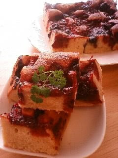 A picture of Mixed Berry Meringue Cake.