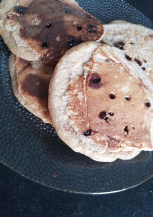 Una foto de Hotcakes integrales de banana y chips de chocolate