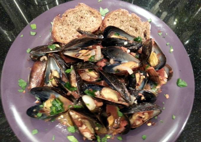 How to Make Super Quick Homemade Zuppa di Mussels