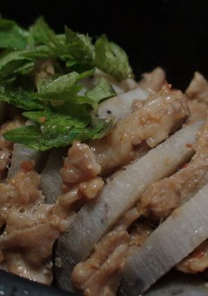 A picture of Steamed Chinese-style Lotus Root and Pork Slices.