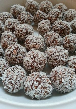 A picture of Swedish "chokladbollar" oatmeal chocolate balls.