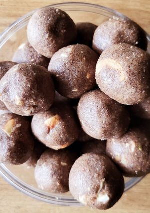 A picture of Ragi ladoo.