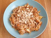 Una foto de chicken pad thai