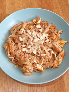 Una foto de Pad Thai con pollo