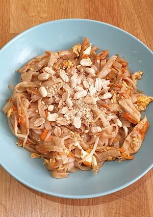 Una foto de Pad Thai con pollo