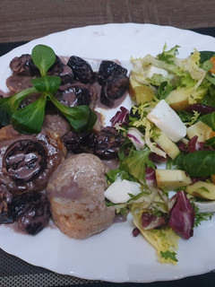 Una foto de Medallones de cerdo en salsa de ciruela con ensalada de cítricos