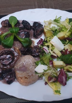 Una foto de Medallones de cerdo en salsa de ciruela con ensalada de cítricos