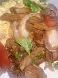 Fusillis con Crema a la Huancaina y Lomo Saltado a lo Carmelita