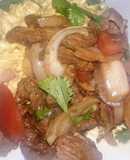 Fusillis con Crema a la Huancaina y Lomo Saltado a lo Carmelita
