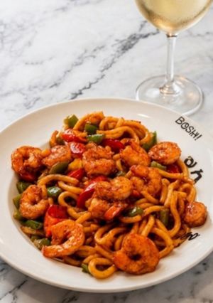 Zdjęcie przepisu Makaron Udon z krewetkami w sosie ostrygowym z frankfurterką i papryką.