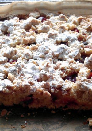 A picture of plum cake.