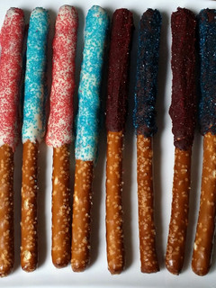 A picture of July 4th inspired Pretzel Rods.