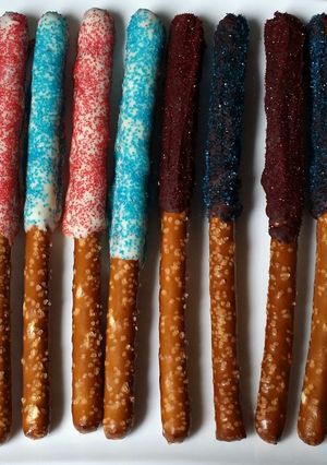 A picture of July 4th inspired Pretzel Rods.