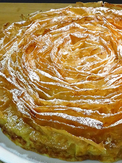 Una foto de Ruffled Milk Cake (Galatopita, pastel Griego rizado)