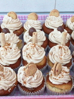 Una foto de Cupcake de vainilla rellena y cubierta de dulce de leche
