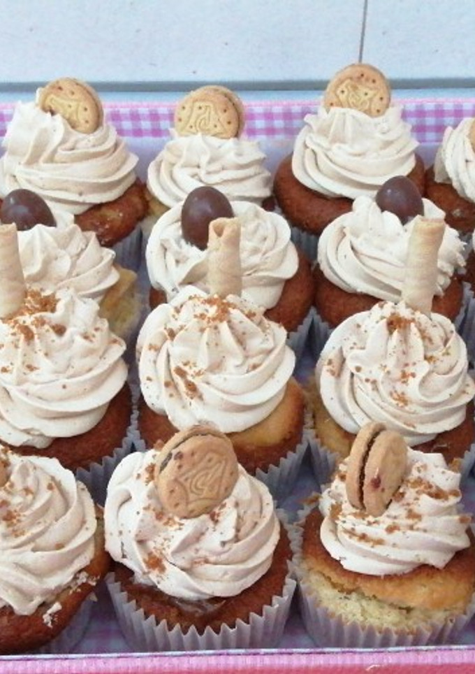 Una foto de Cupcake de vainilla rellena y cubierta de dulce de leche