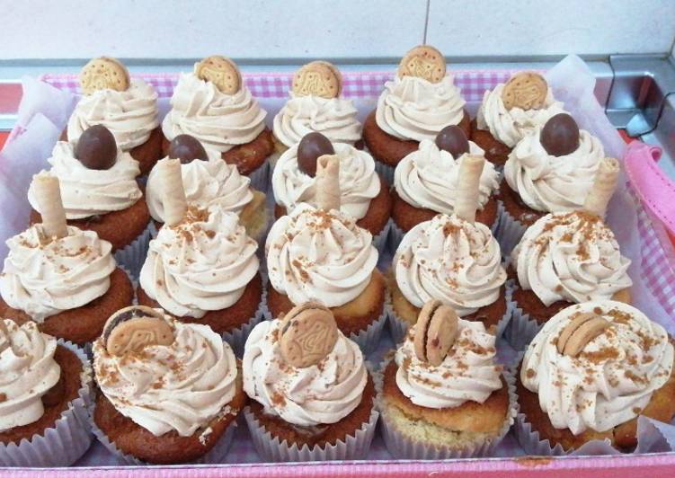 Cupcake de vainilla rellena y cubierta de dulce de leche