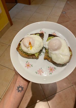 Avokádós pirítós buggyantott tojással recept fotója