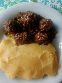 Una foto de Albóndigas con puré mixto