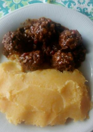 Una foto de Albóndigas con puré mixto