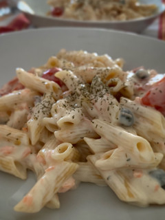 Foto principal de Macarrones con salmón, alcaparras y cherry