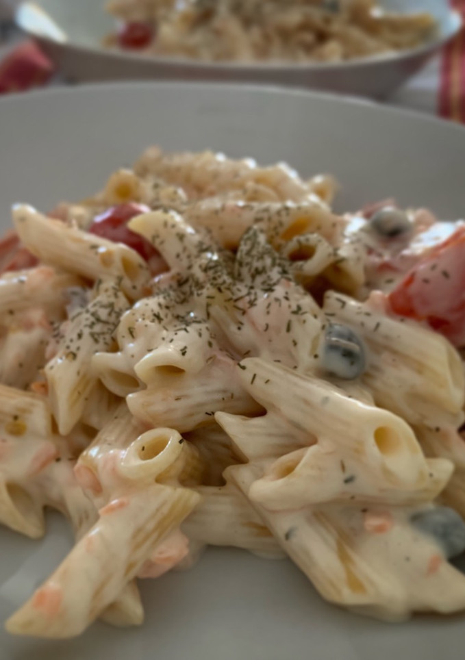 Una foto de Macarrones con salmón, alcaparras y cherry