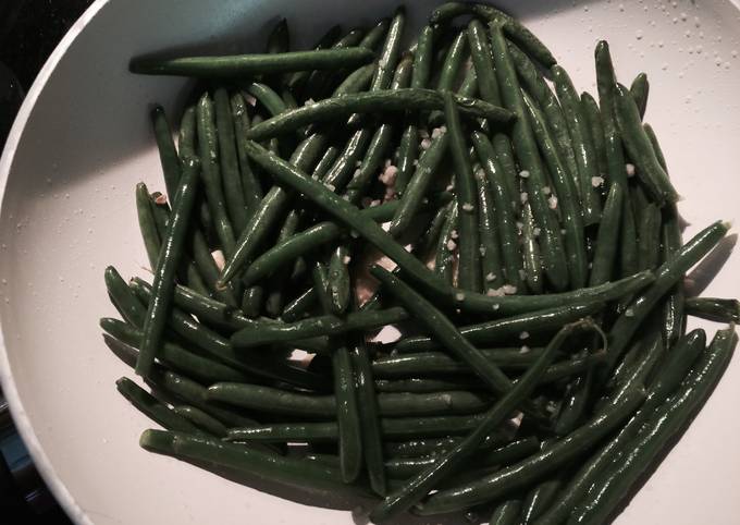 Steps to Prepare Award-winning Sautéd Green Beans With Garlic