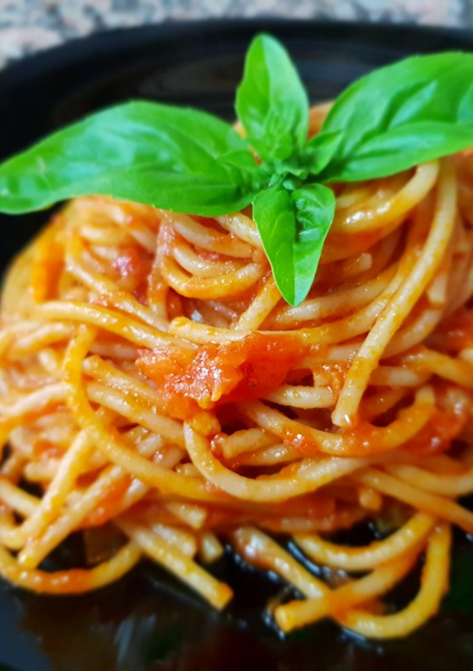 Una foto de Spaguettis al tomate