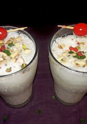 लस्सी विथ ड्राई फ्रूट मिक्स (Lassi with dry fruit mix recipe in hindi) रेसिपी मुख्य फोटो