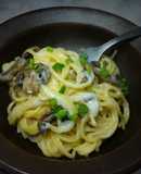 Fideos con salsa blanca y champiñones, vegano